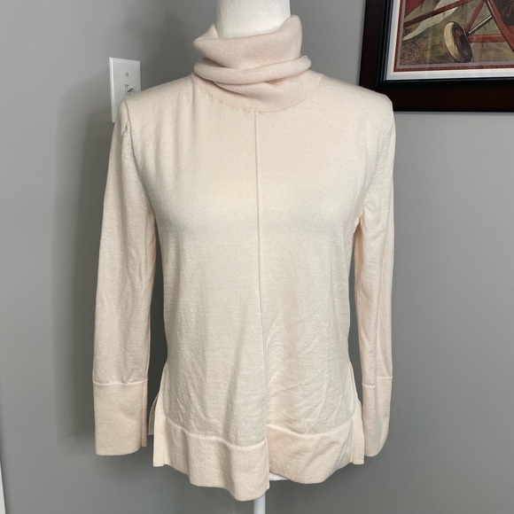 Banana Republic 100% Merino Wool Turtleneck Sweater Closet Staple Off White - Picture 1 of 4